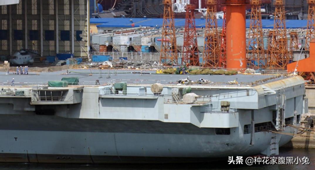 国产002航母下水2周年最新进展，桅杆挂信号旗，干坞注水或将刷号