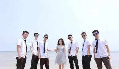 ​网上最火的毕业照，小姐姐撞脸迪丽热巴，还被全班男生宠上天！