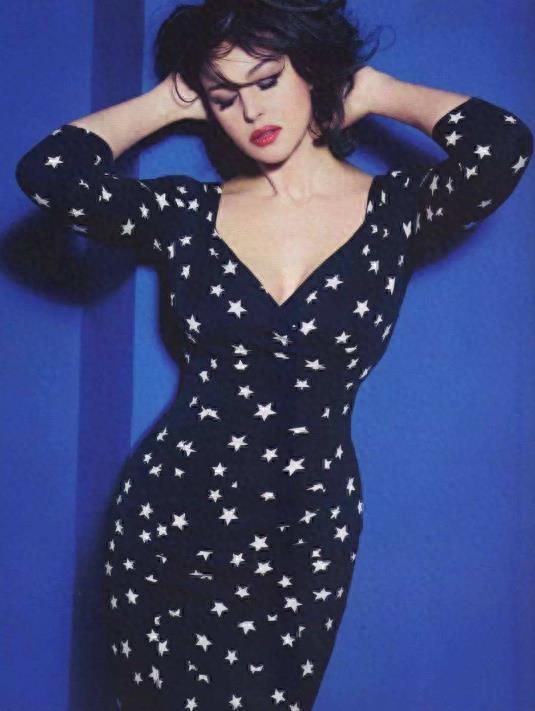 看完《西西里的美丽传说》莫妮卡的细节照,你就明白她美得自然