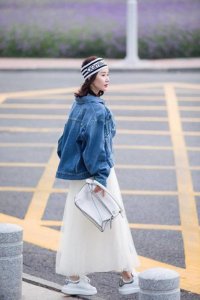 ​3款半身纱裙的正确搭配方式，刘亦菲配皮衣，甜酷女孩很时髦