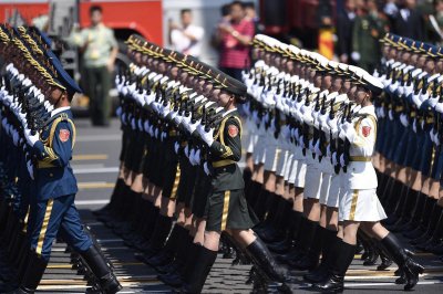 ​巾帼不让须眉！中国女兵换上军装英姿飒爽！想不到私下也能这么萌