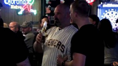 ​30秒 | 美国威斯康星州刚解除“居家令”45分钟！酒吧爆满 无一人戴口罩