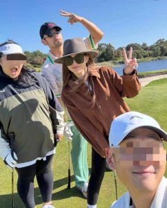 ​昆凌晒周杰伦秀恩爱打高尔夫，疑似已搬去墨尔本，女儿在那读书