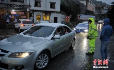 ​四川折多山顶基本无滞留车辆 当地救援450余辆抛锚车