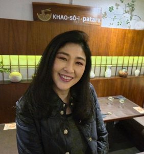 ​57岁英拉在伦敦捧场老乡，儿子给拍照笑得甜，和总理侄女都爱大牌