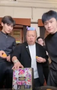 ​曾志伟看三只羊带货美诚月饼表情微妙，这场戏不知该怎么演了？