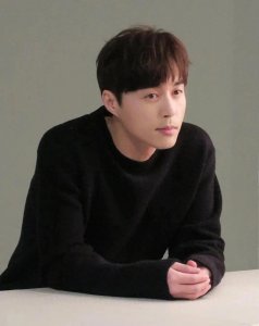 ​他40岁爆红娱乐圈，曾是金钟国的克星，如今也是位知名单身贵族。