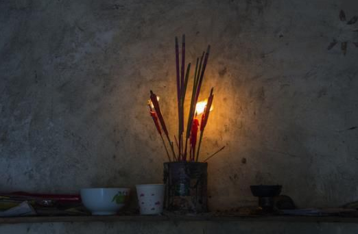 人死后 亲人为其办葬礼守灵的时候为什么是点三根香而不是两根、四根或者五根