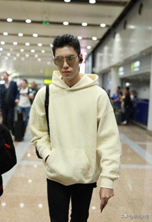 王子异“狼奔头”发型率性霸气,白色卫衣暖男范十足,帅气真酷盖