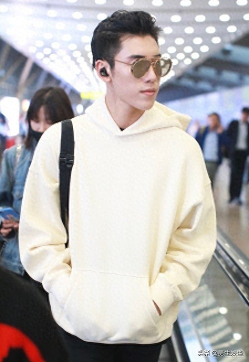 王子异“狼奔头”发型率性霸气,白色卫衣暖男范十足,帅气真酷盖