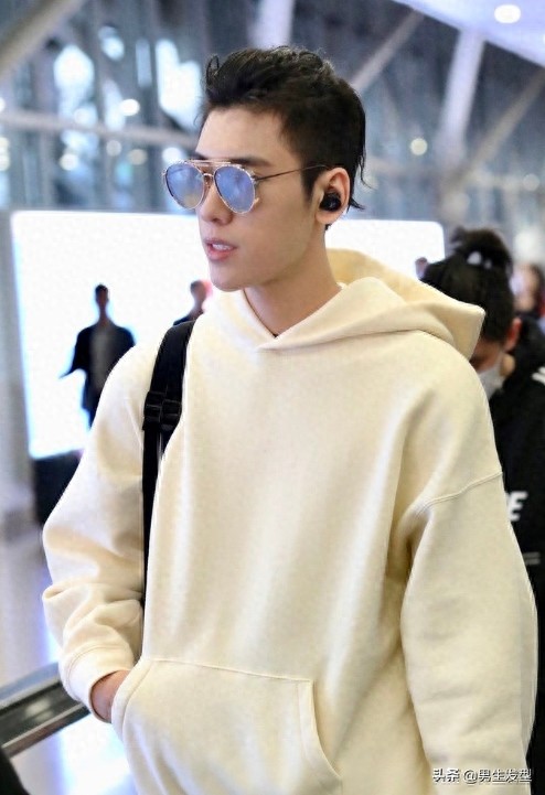 王子异“狼奔头”发型率性霸气,白色卫衣暖男范十足,帅气真酷盖