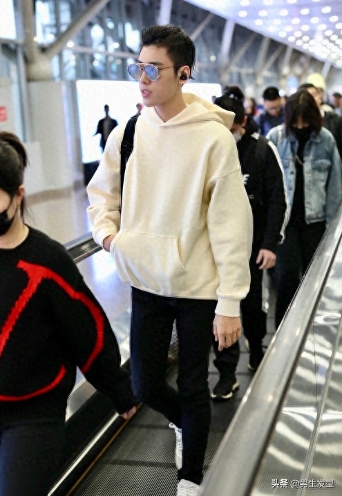 王子异“狼奔头”发型率性霸气,白色卫衣暖男范十足,帅气真酷盖