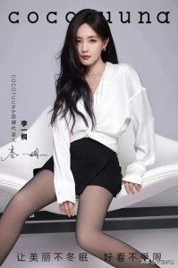 ​当清纯的李一桐穿上超薄黑色连脚丝袜还是很清纯。