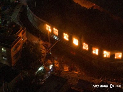 ​广州荔湾一市场二楼晚上突发火灾，消防正处置，暂无人员伤亡