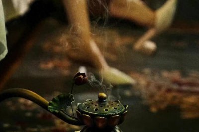 ​《第一炉香》：清纯女学生被逼良为娼，比贫穷更可怕的是“心穷”