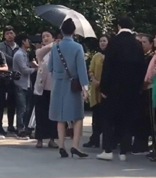 邓伦新女友疑曝光,居然是她?两人牵手被发现立即松开