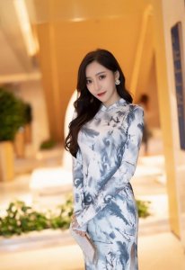 ​古色古香的水墨印花连衣裙彰显古典美人的气质