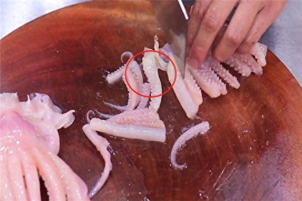 厨师长做干锅鱿鱼须技术高,鱿鱼须焦脆香辣又入味,越吃越起劲