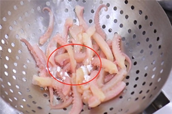 厨师长做干锅鱿鱼须技术高,鱿鱼须焦脆香辣又入味,越吃越起劲