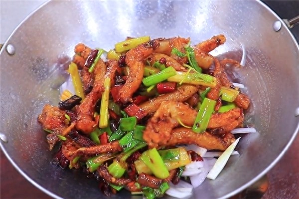 厨师长做干锅鱿鱼须技术高,鱿鱼须焦脆香辣又入味,越吃越起劲