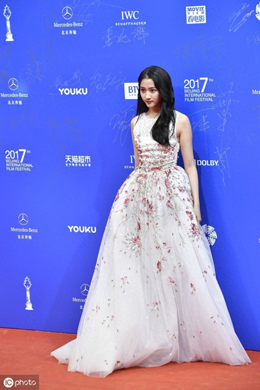 关晓彤,最美的10张照片欣赏,皮肤白皙,气质优雅